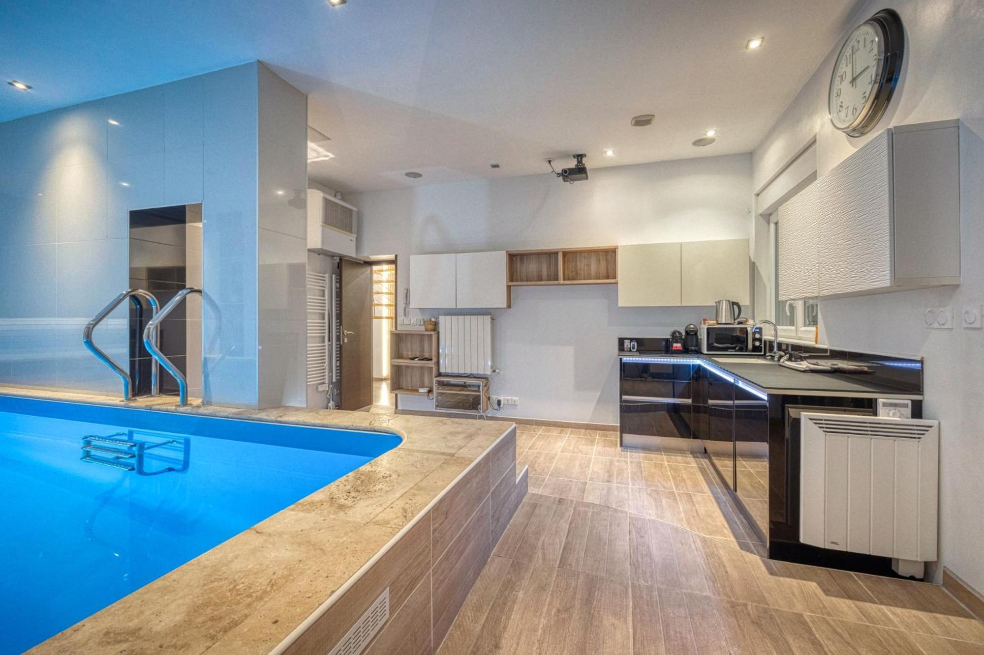 La Villa - Piscine / Karaoke / Jeux Fontaine  Екстериор снимка