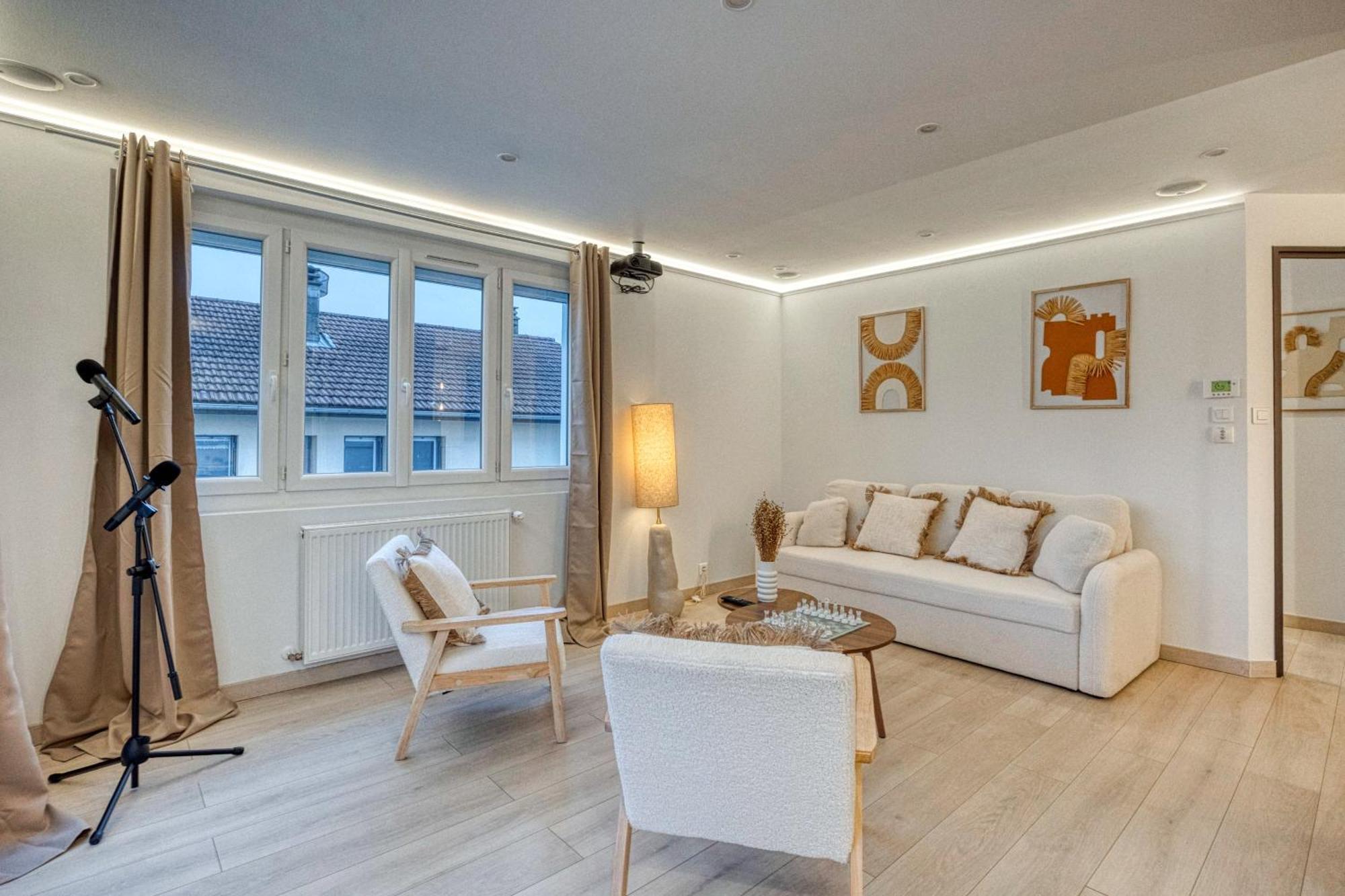 La Villa - Piscine / Karaoke / Jeux Fontaine  Екстериор снимка