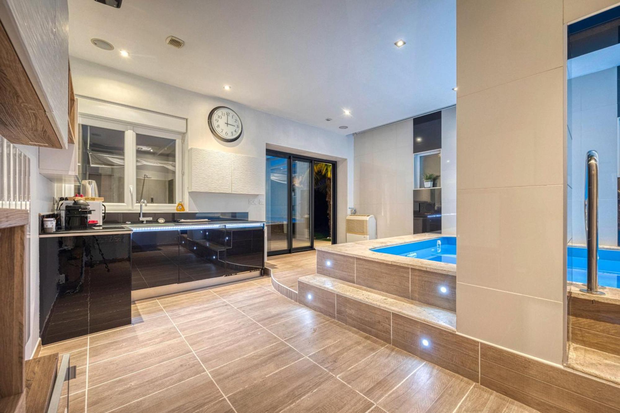 La Villa - Piscine / Karaoke / Jeux Fontaine  Екстериор снимка